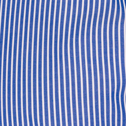 Camicia blu scuro dal tessuto in puro cotone popeline a righe sottili, perfetto per abbinamenti classici.